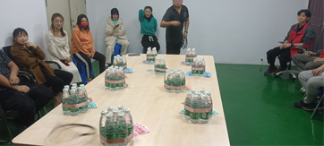 這家公司真土豪，套圈竟用現金當禮品！